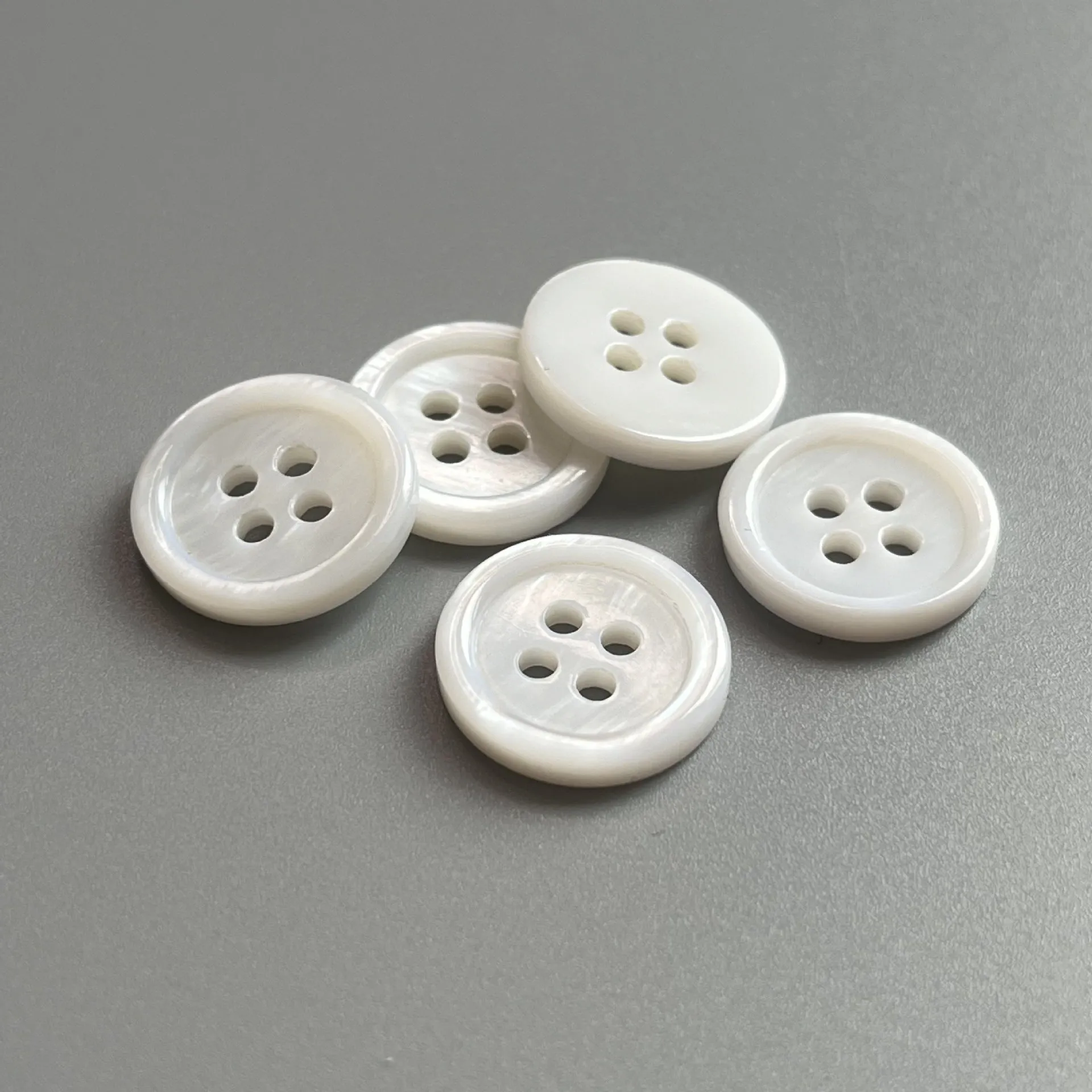 14L-24L Round Edge Four-Hole Natural White Pearl Shell Buttons 40pcs