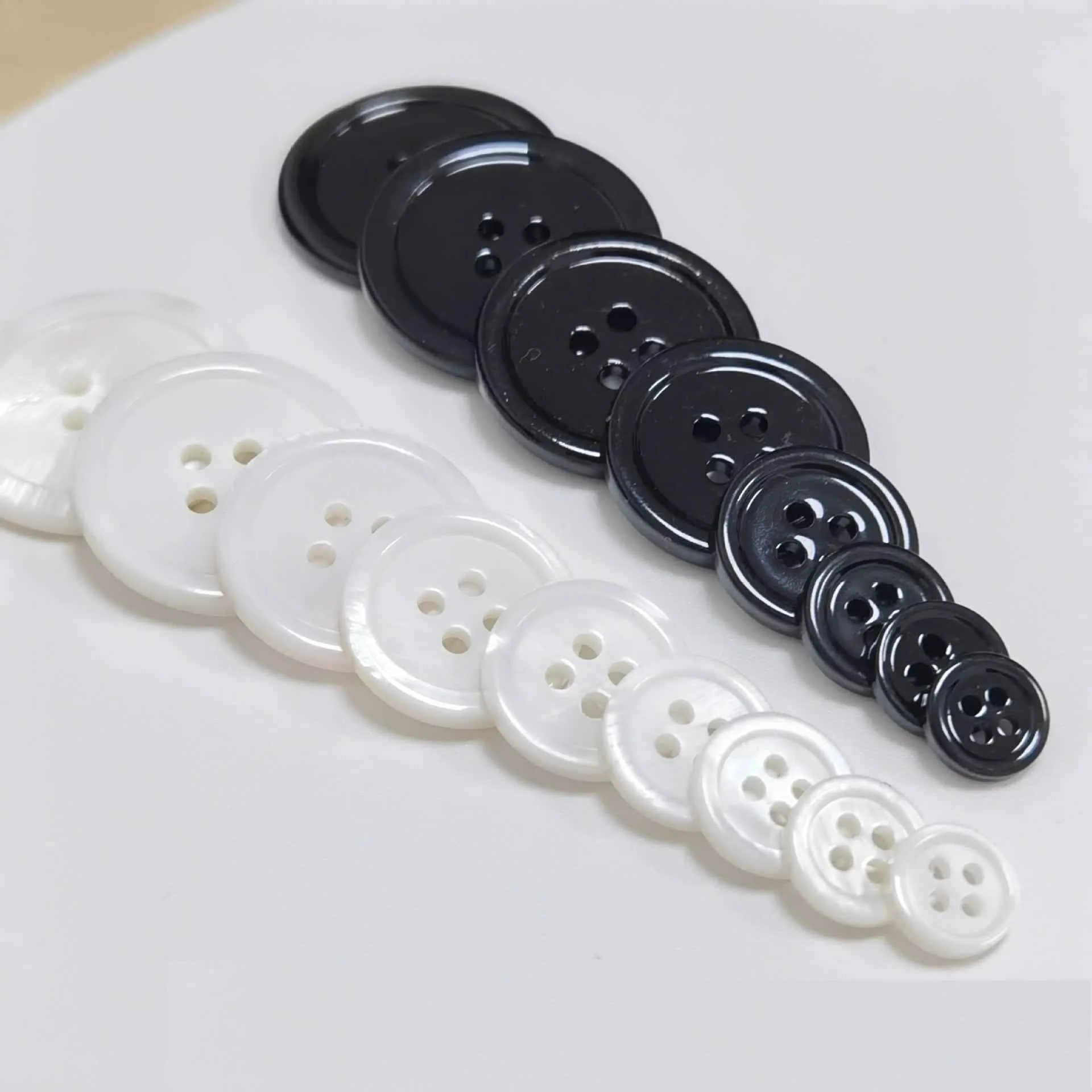 14L-40L Black White Freshwater Shell Buttons for Sewing 99 Pack