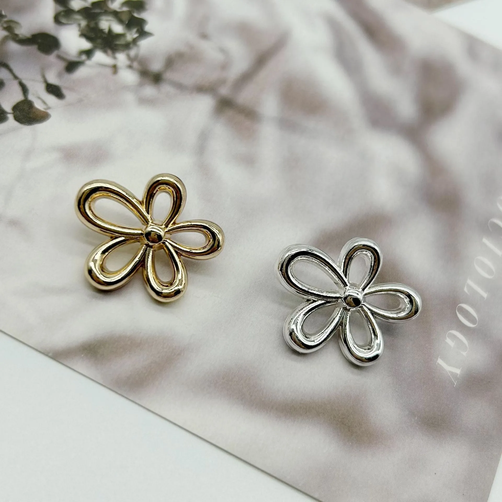 18/23mm Hollow Five-Petal Flower Metal Buttons with Shanks 50pcs