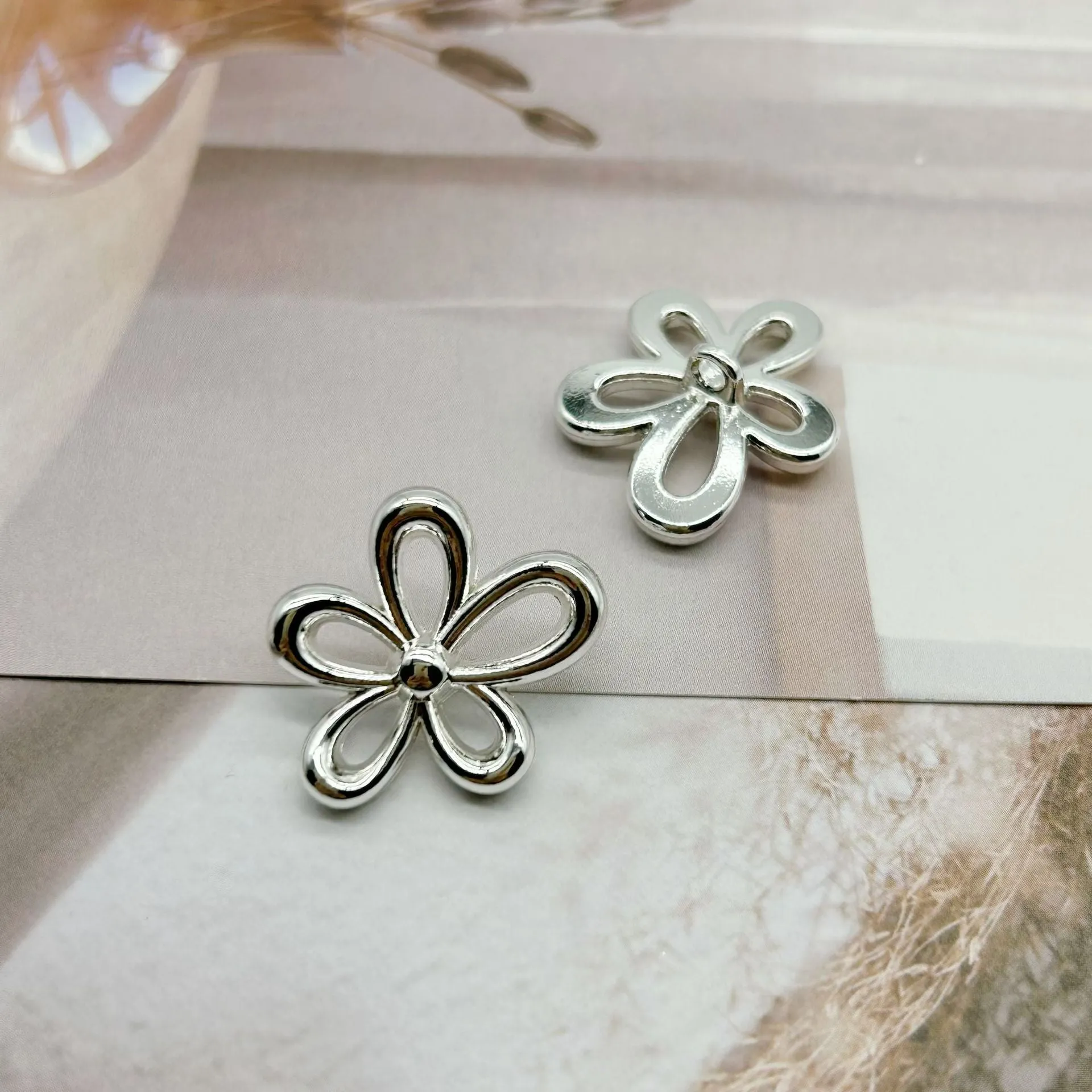 18/23mm Hollow Five-Petal Flower Metal Buttons with Shanks 50pcs