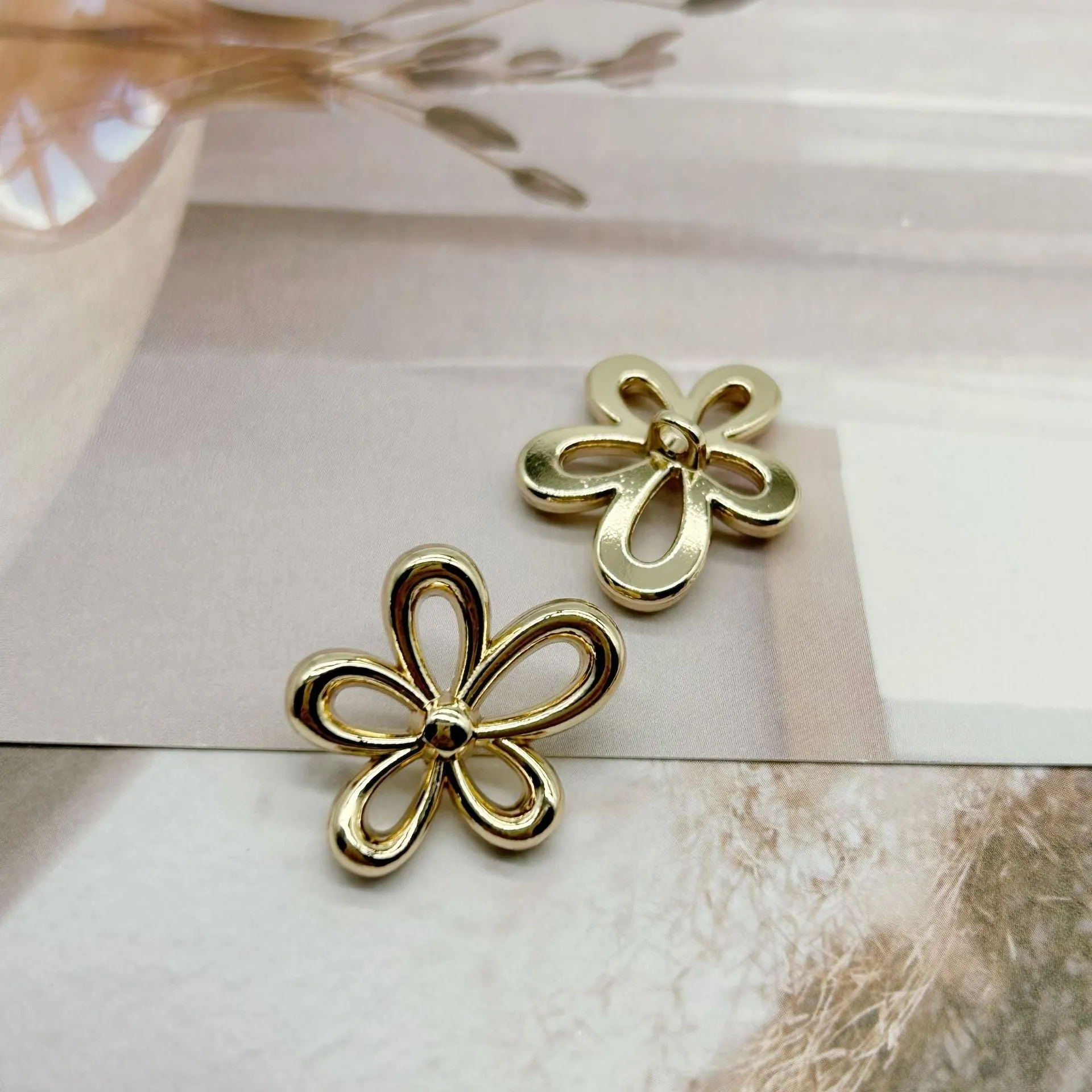 18/23mm Hollow Five-Petal Flower Metal Buttons with Shanks 50pcs