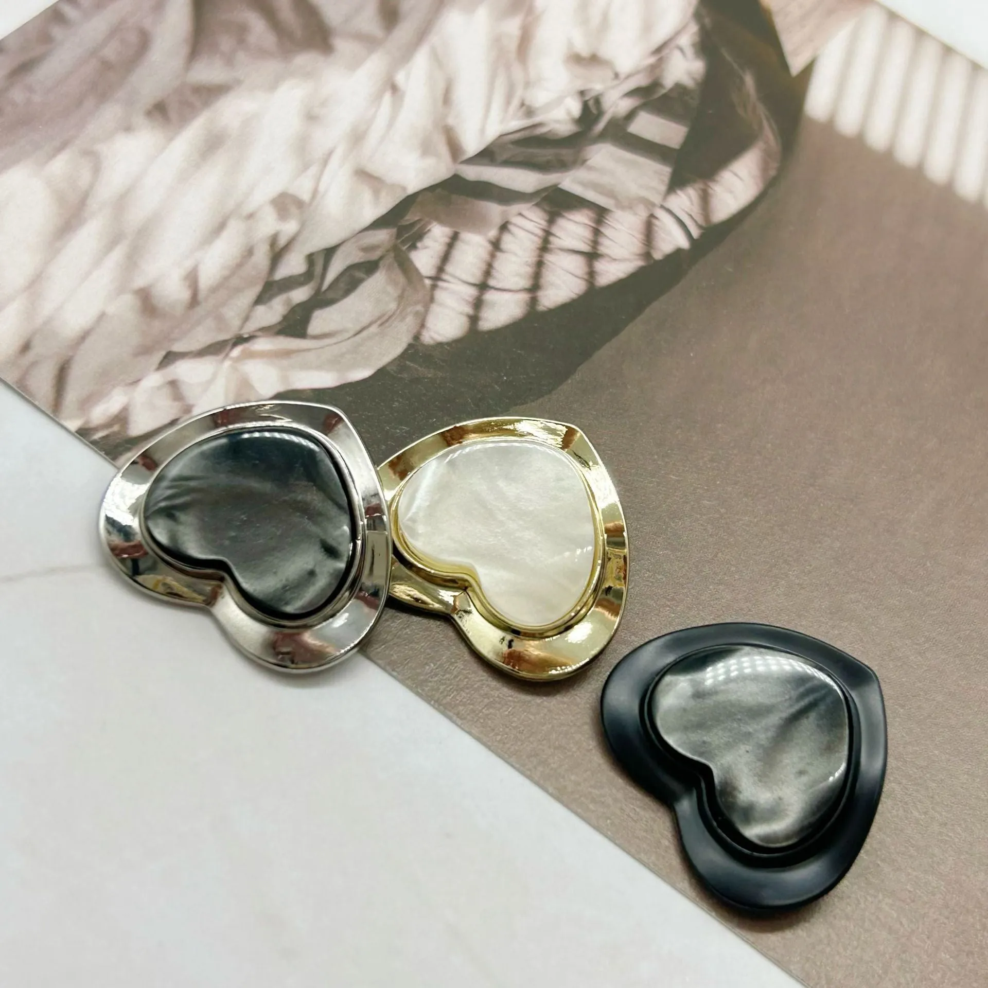 18/25mm Pearlized Gold Silver Black Heart-Shaped Resin Alloy Buttons 50pcs