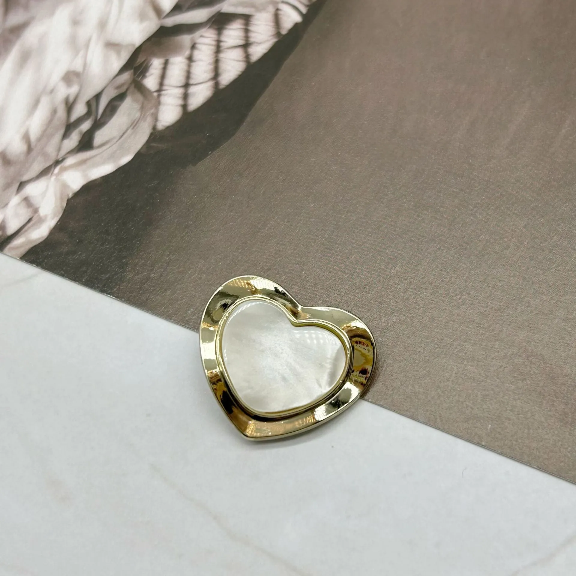 18/25mm Pearlized Gold Silver Black Heart-Shaped Resin Alloy Buttons 50pcs