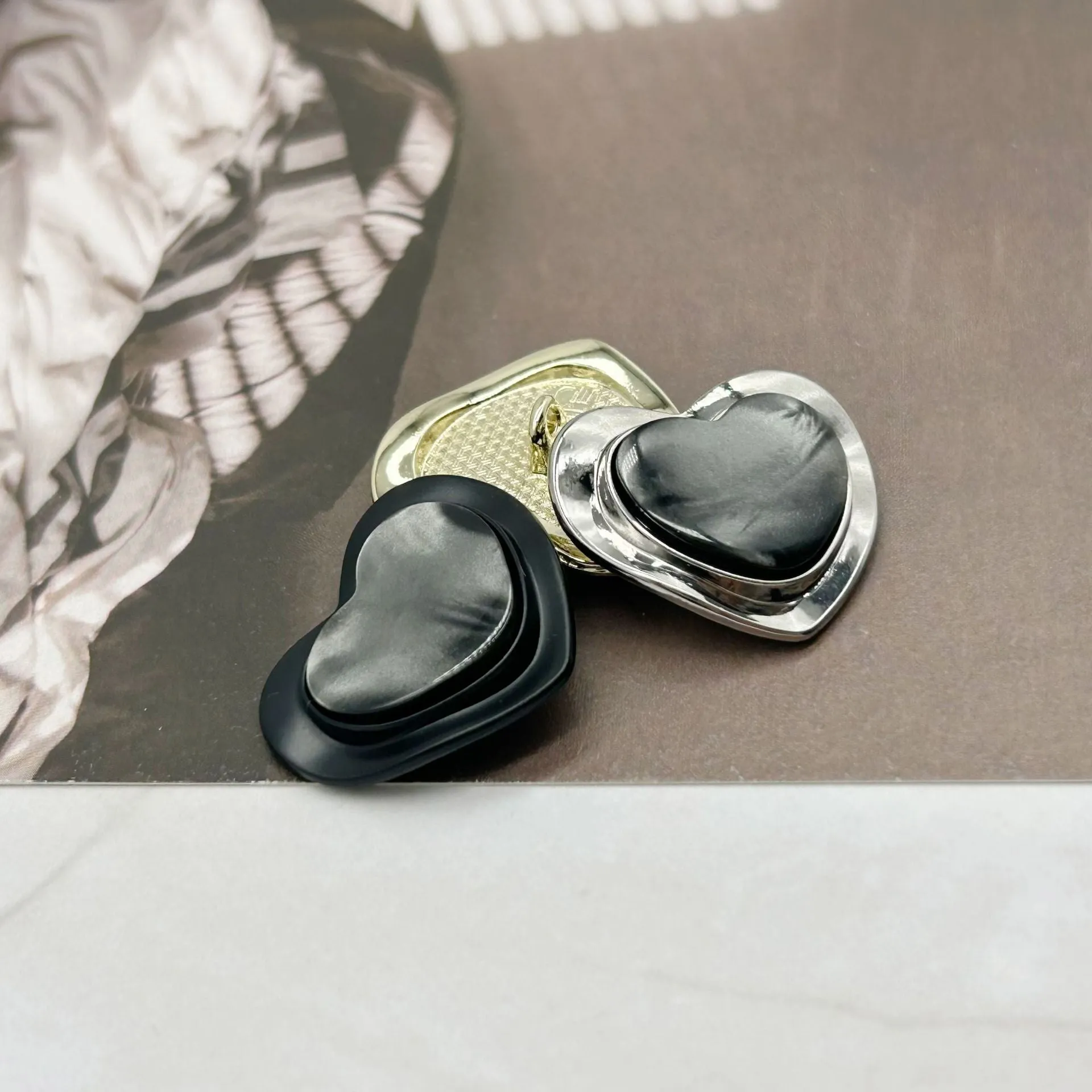18/25mm Pearlized Gold Silver Black Heart-Shaped Resin Alloy Buttons 50pcs