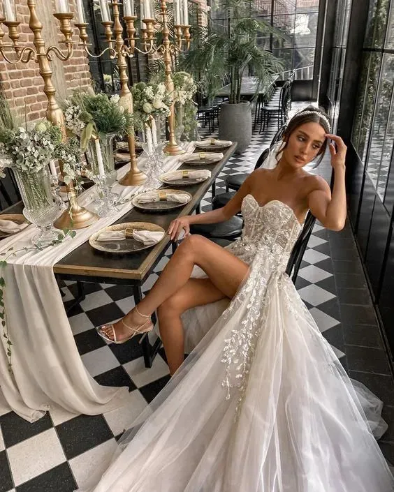 Beach Wedding Dresses For Bride Elegant Lace Boho Wedding Gowns Strapless Sleeveless High Split Princess Bride Dresses