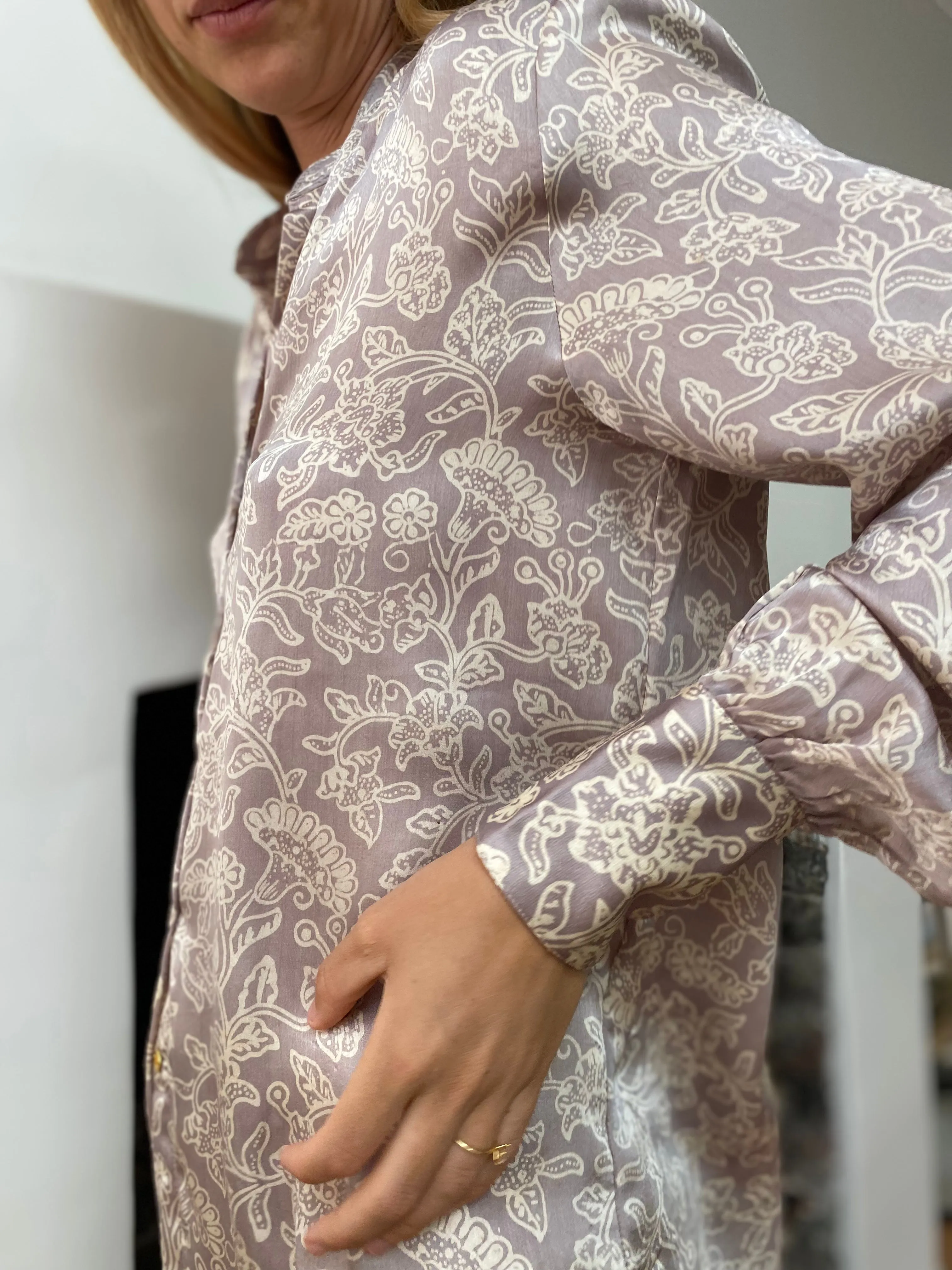 HOTEL The Fleurs Silk Blouse in Soft Grey