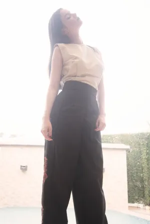 Pants with embroidery in the sides