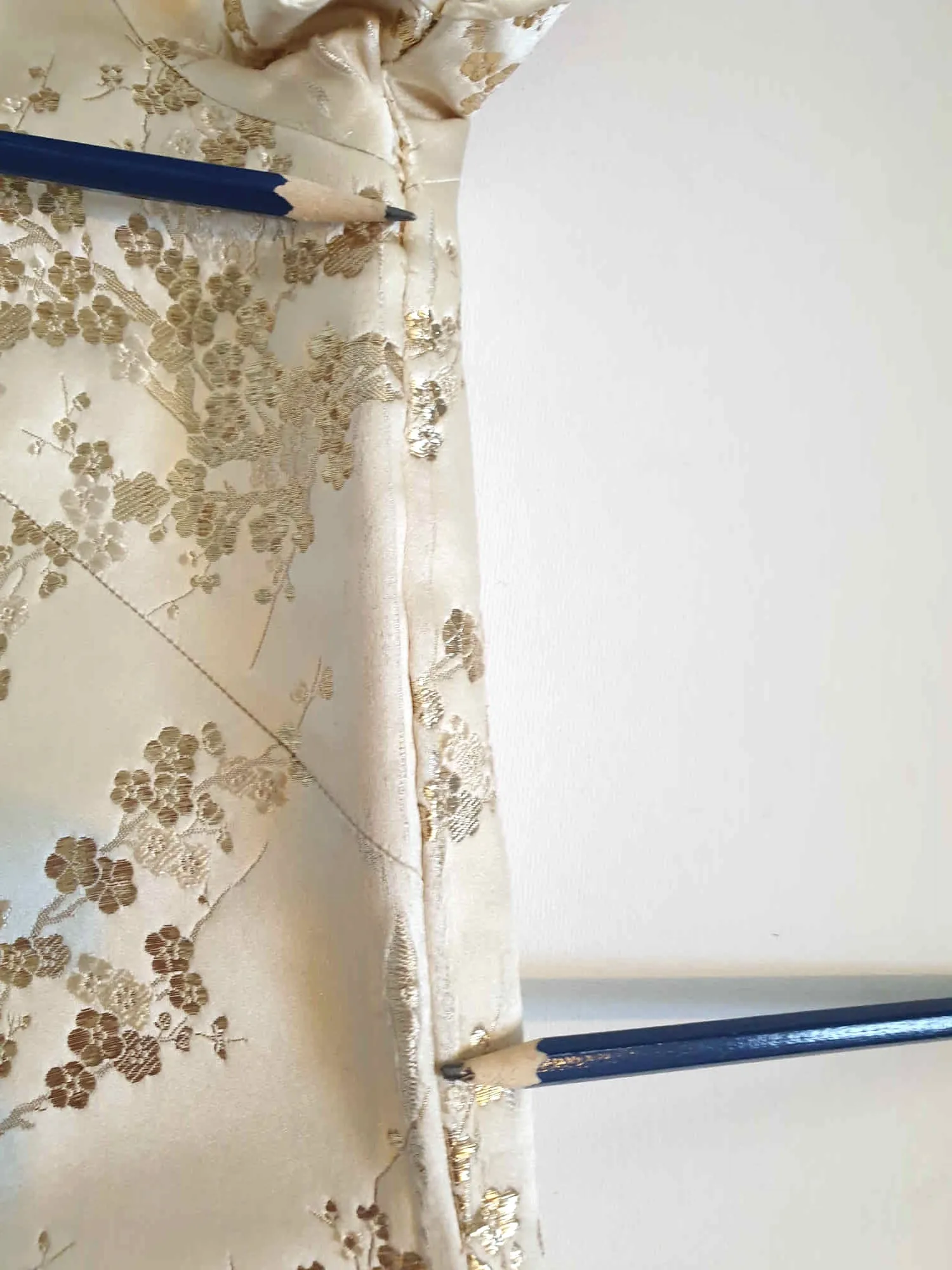 Wounded 1950s Cheongsam - Gold Silk Brocade - S