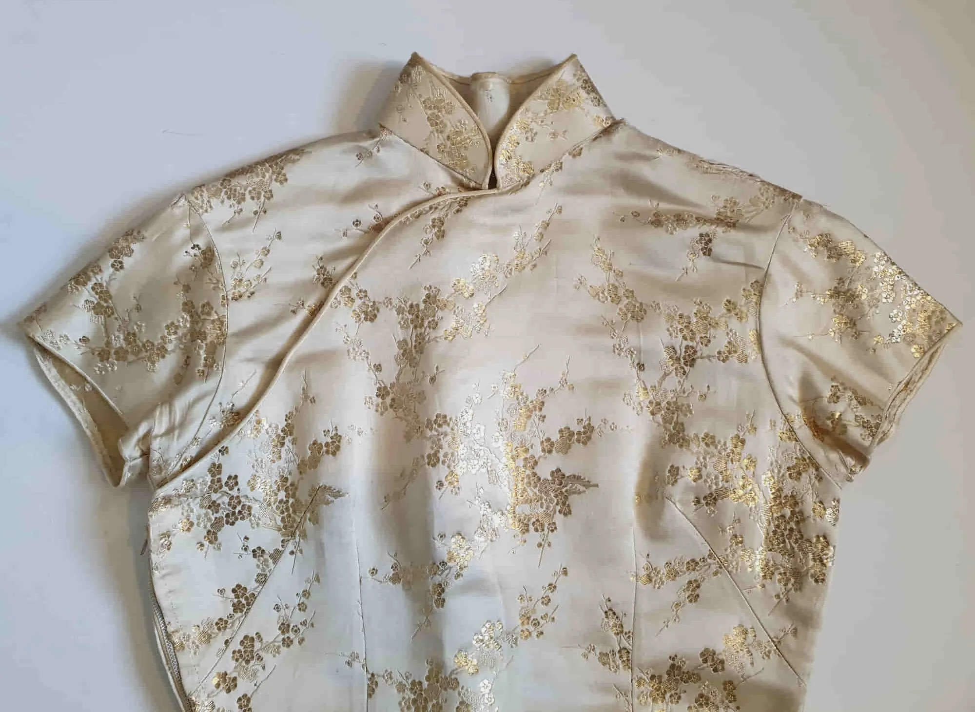 Wounded 1950s Cheongsam - Gold Silk Brocade - S